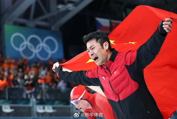 2月19日，宁忠岩在赛后身披国旗庆祝。新华社记者 李京 摄