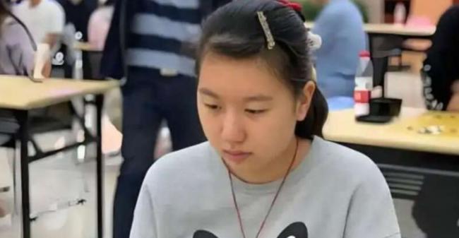 中国19岁天才女棋手带手机比赛+开AI 遭禁赛8年