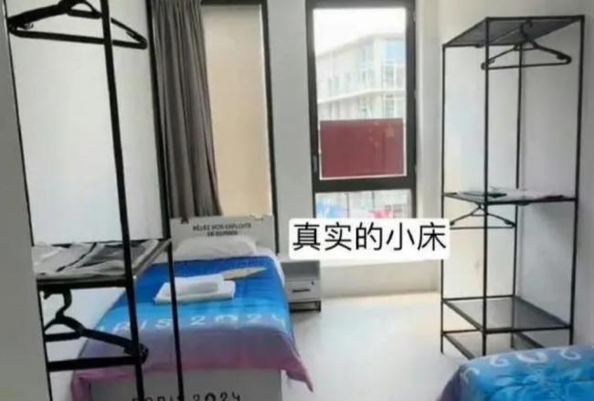 中国乒乓球选手爆改纸板床 小单间秒变大床房
