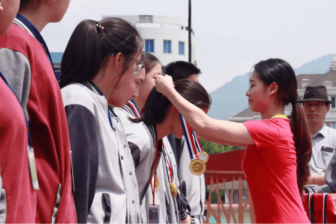 中国退役体操冠军，直播“擦边”之后