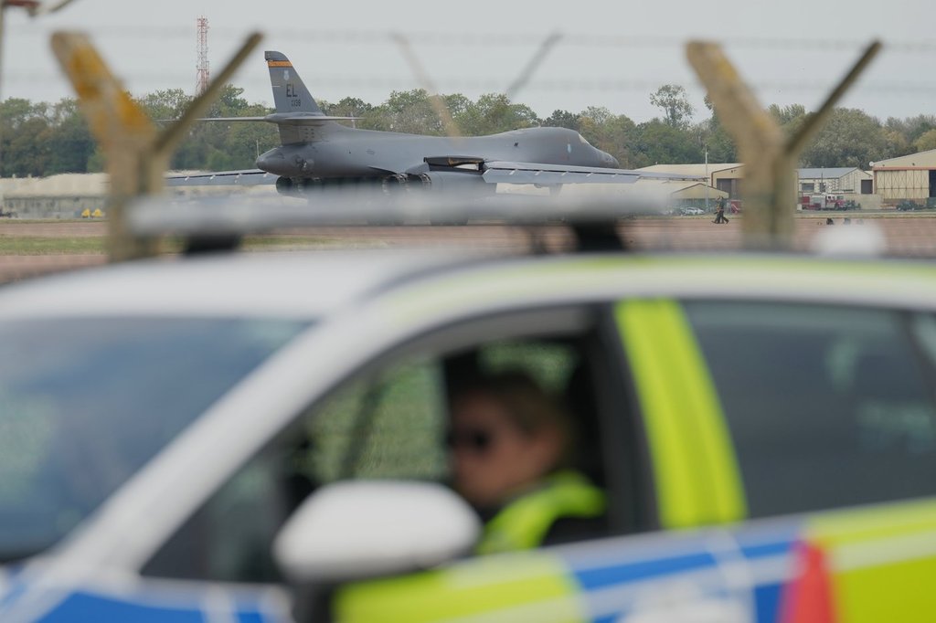 英国逮捕六名疑似策划袭击美国军事基地嫌疑人，其中一人获保释