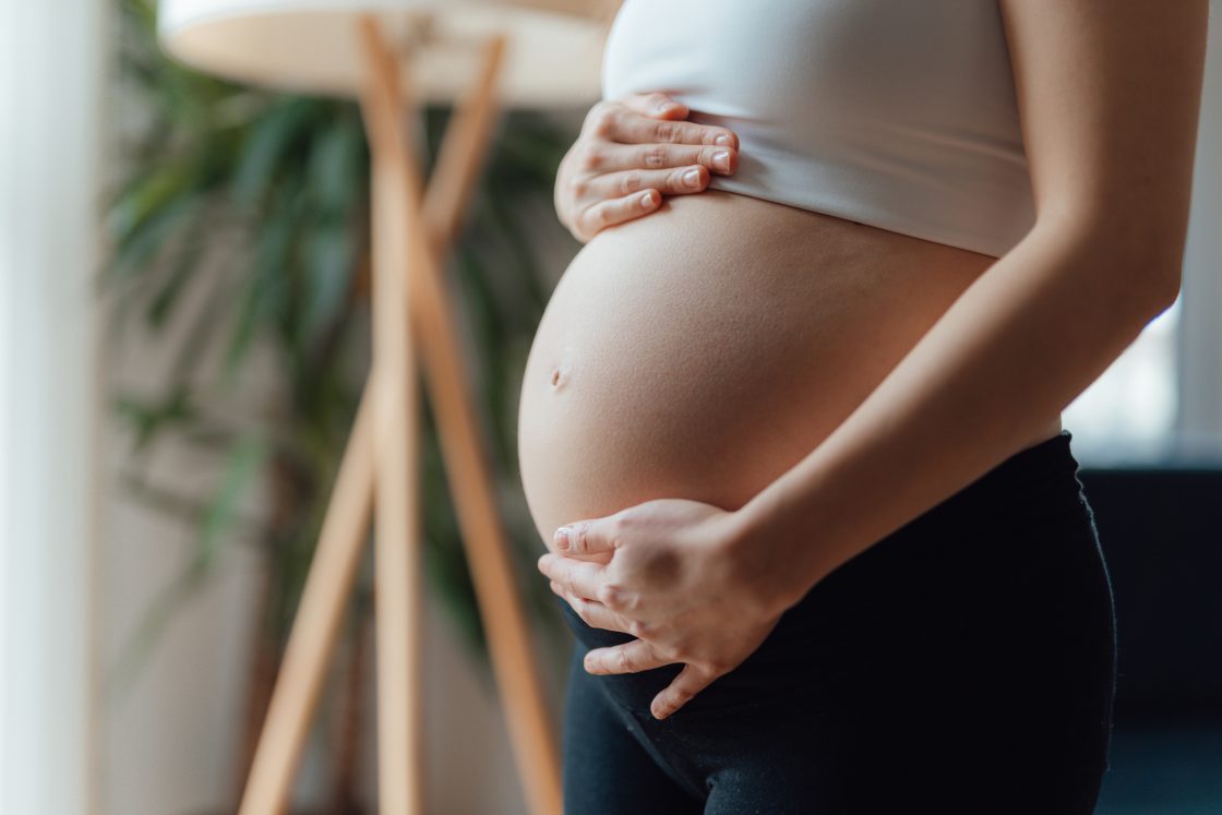 德州代孕胎儿先天心脏病引发生命权争议 新生婴儿获法院紧急救治
