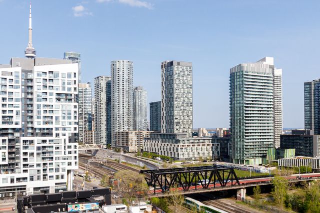 十月起安省多项新规实施 涉及最低工资、室内供暖及多伦多市选