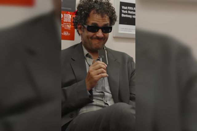 热门网络脱口秀《SubwayTakes》登陆多伦多首播，地铁采访新体验