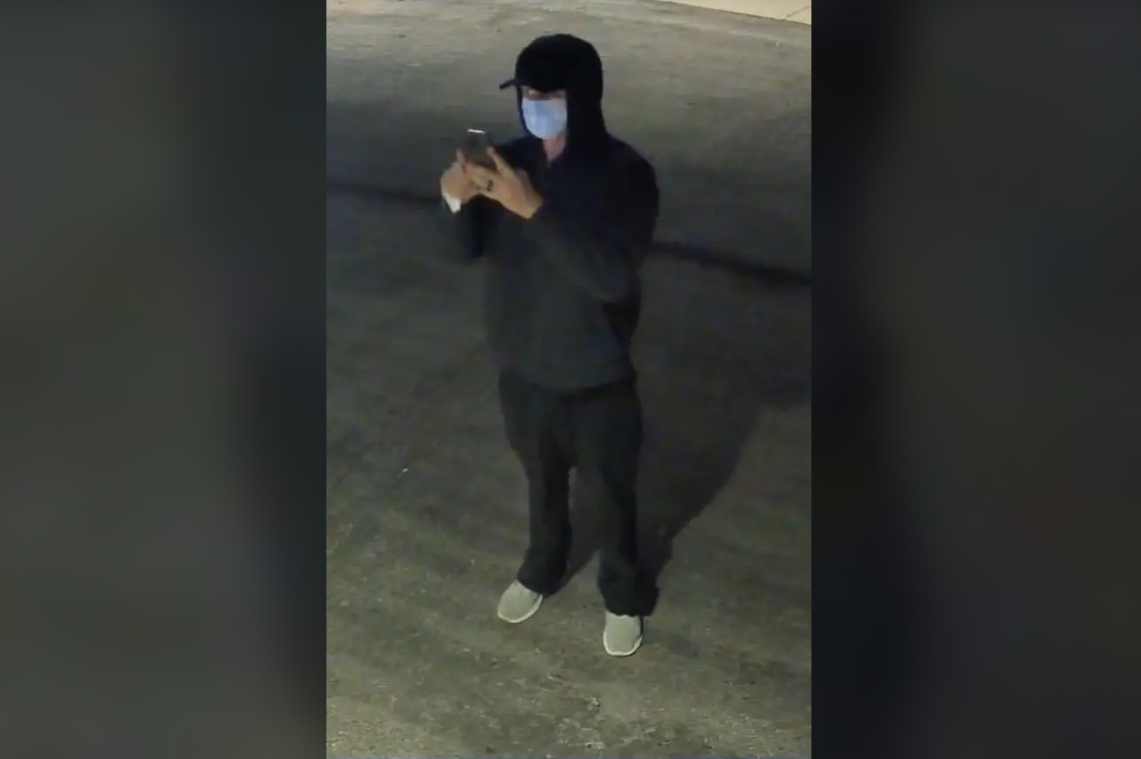 汉密尔顿华人社区警惕：新纳粹及反黑人图案出现在本地商铺，警方通缉嫌疑人