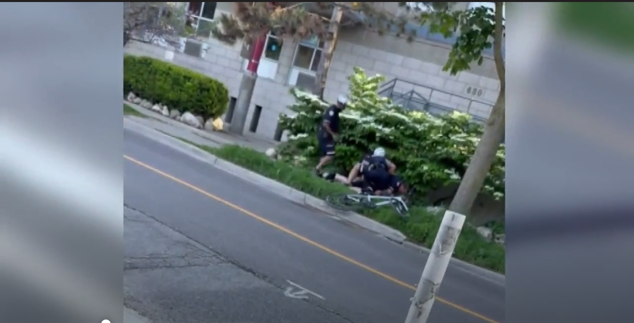 多伦多警员拦截无视停车标志骑车人获清白，自行车处罚引发关注