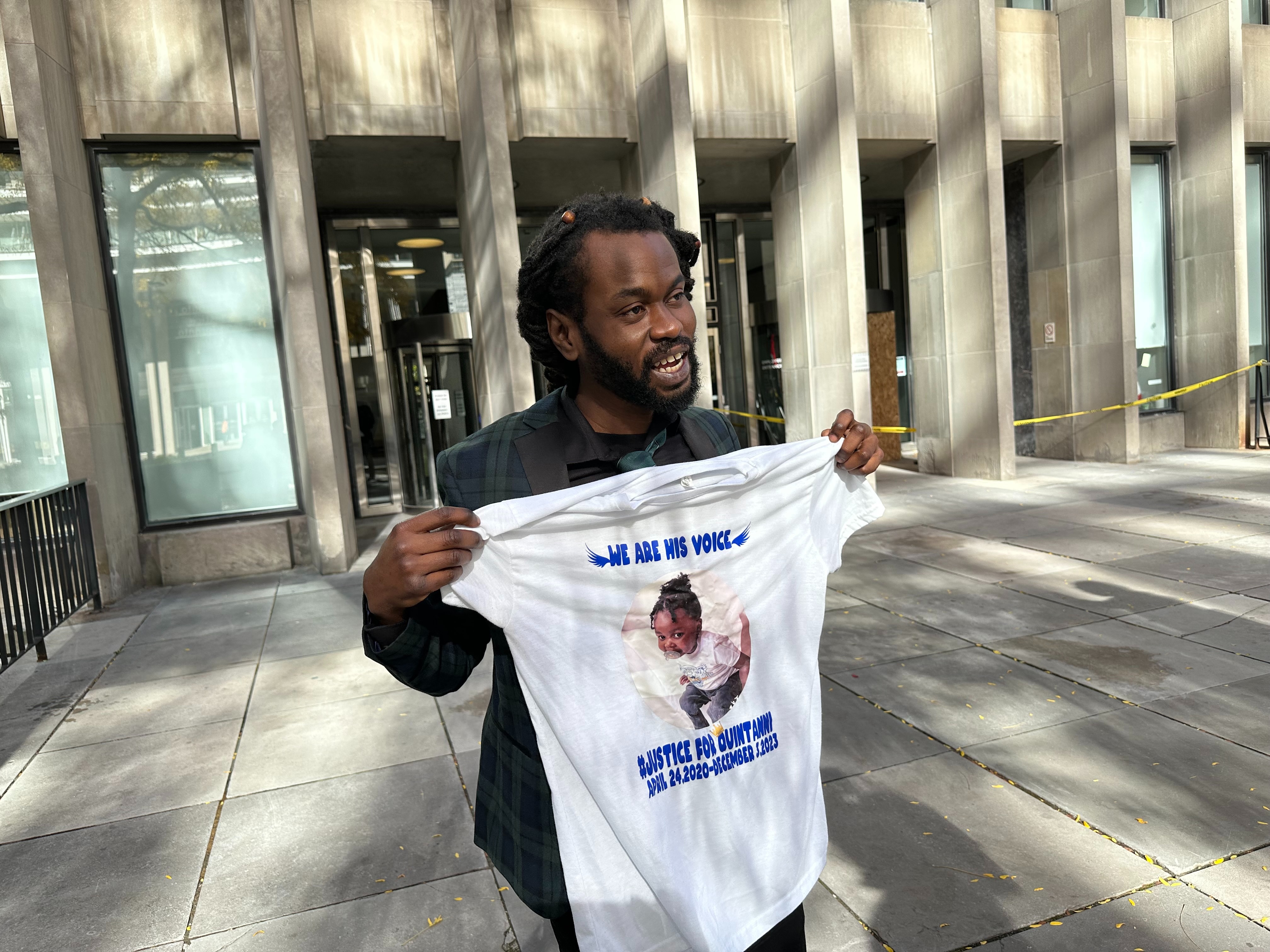 多伦多儿童保护中心悲剧：三岁男童被看护人殴打致死，判决现场法官动情离庭