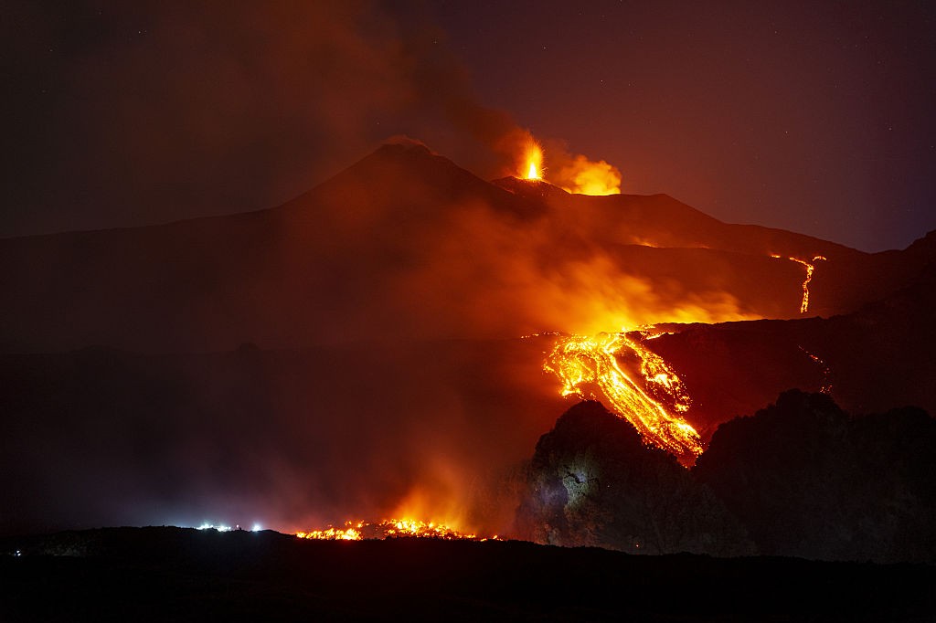 意大利埃特纳火山登山悲剧：美籍游客被闪电击中身亡（配图1）