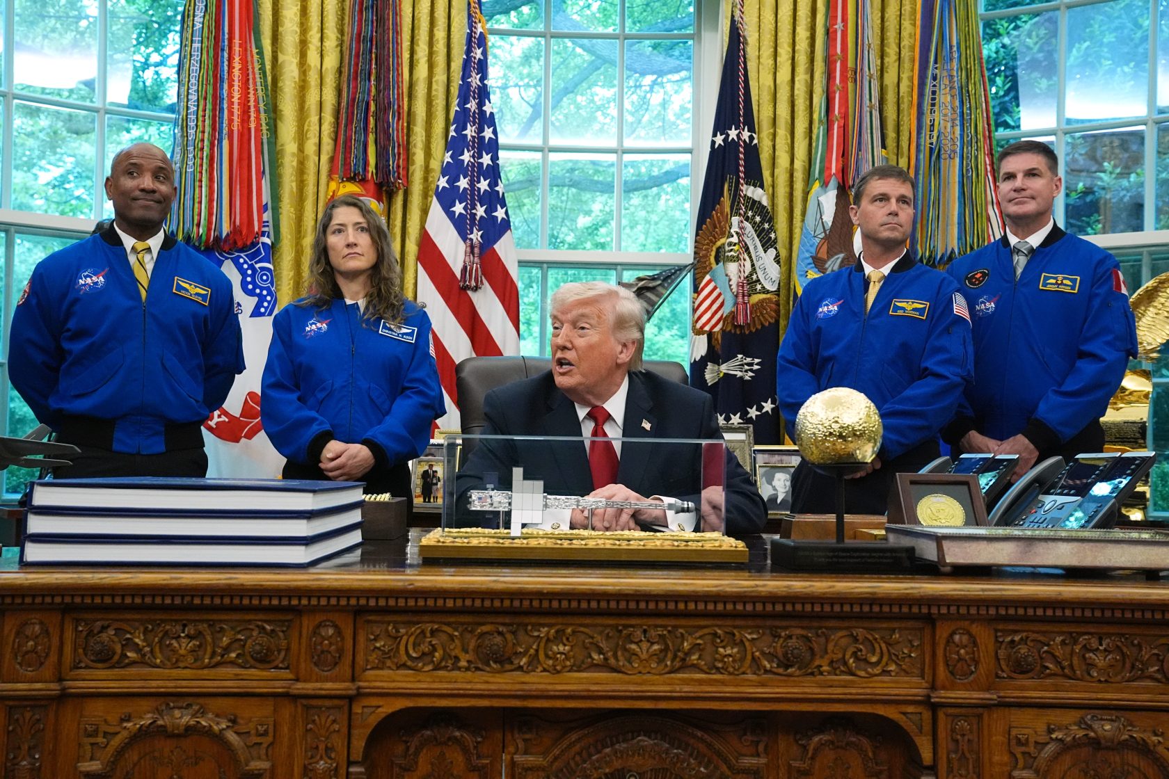 特朗普将授予Artemis II月球任务宇航员美国国会太空荣誉勋章（配图1）