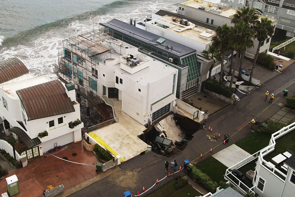 马里布威尼斯名宅突现巨型地陷，数十户居民紧急撤离（配图1）