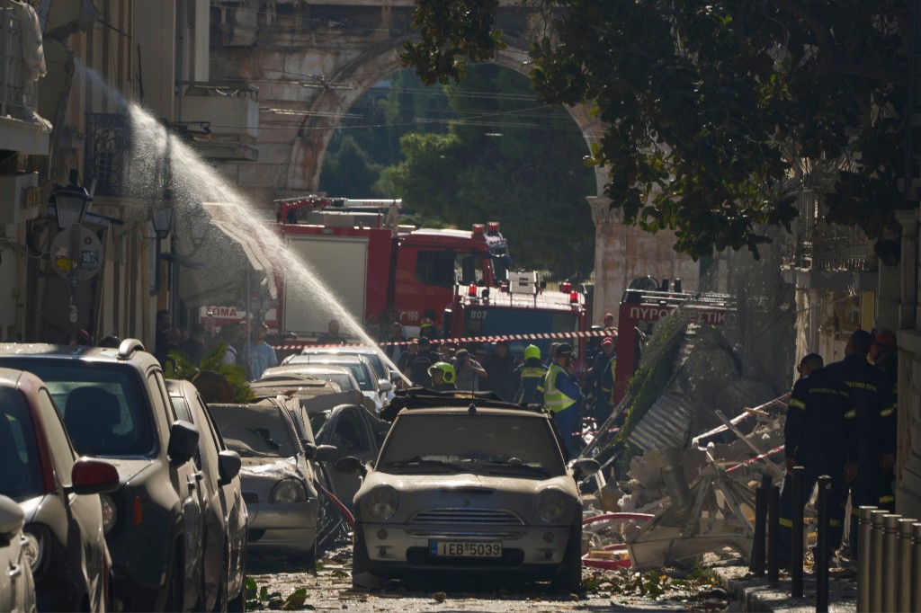 希腊雅典普拉卡区建筑爆炸坍塌 至少2人受伤5人失踪（配图1）