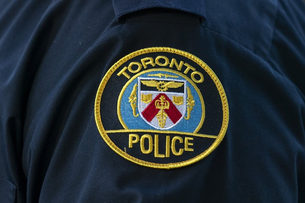 多伦多一警员凌晨出警追捕电动自行车盗窃时中枪受伤