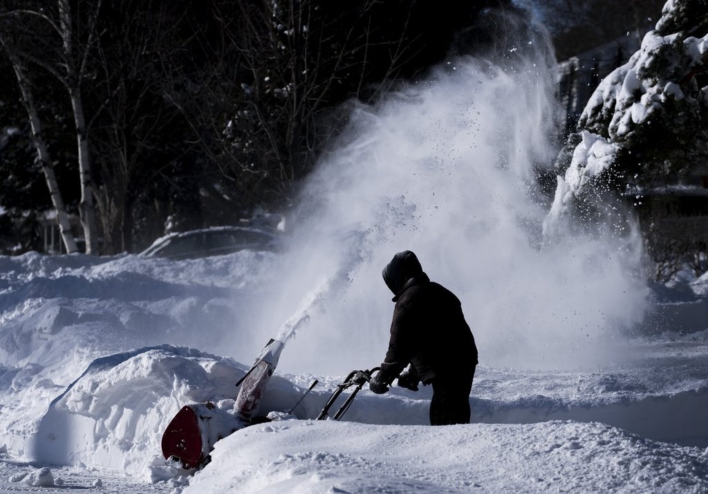 多伦多风暴：随着城市遭到猛烈打击，正在进行停车禁令的降雪 ...