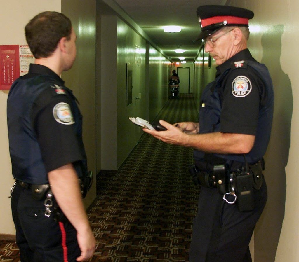 Cops at the Anwar crime scene. TORONTO SUN FILES