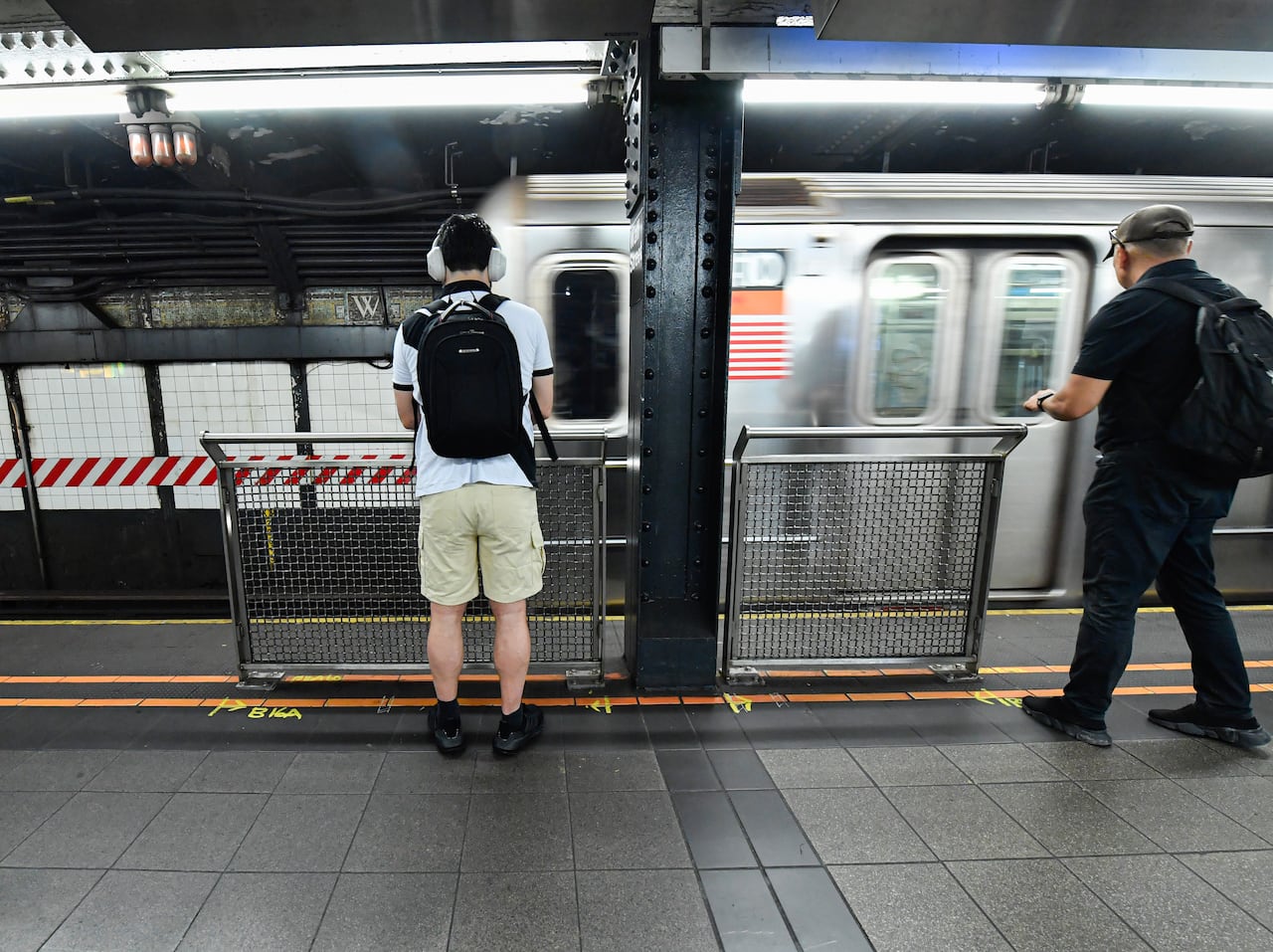 地铁护栏是“浪费钱”吗？议员表示资金最好用在平台门上，TTC为此举辩护 ...