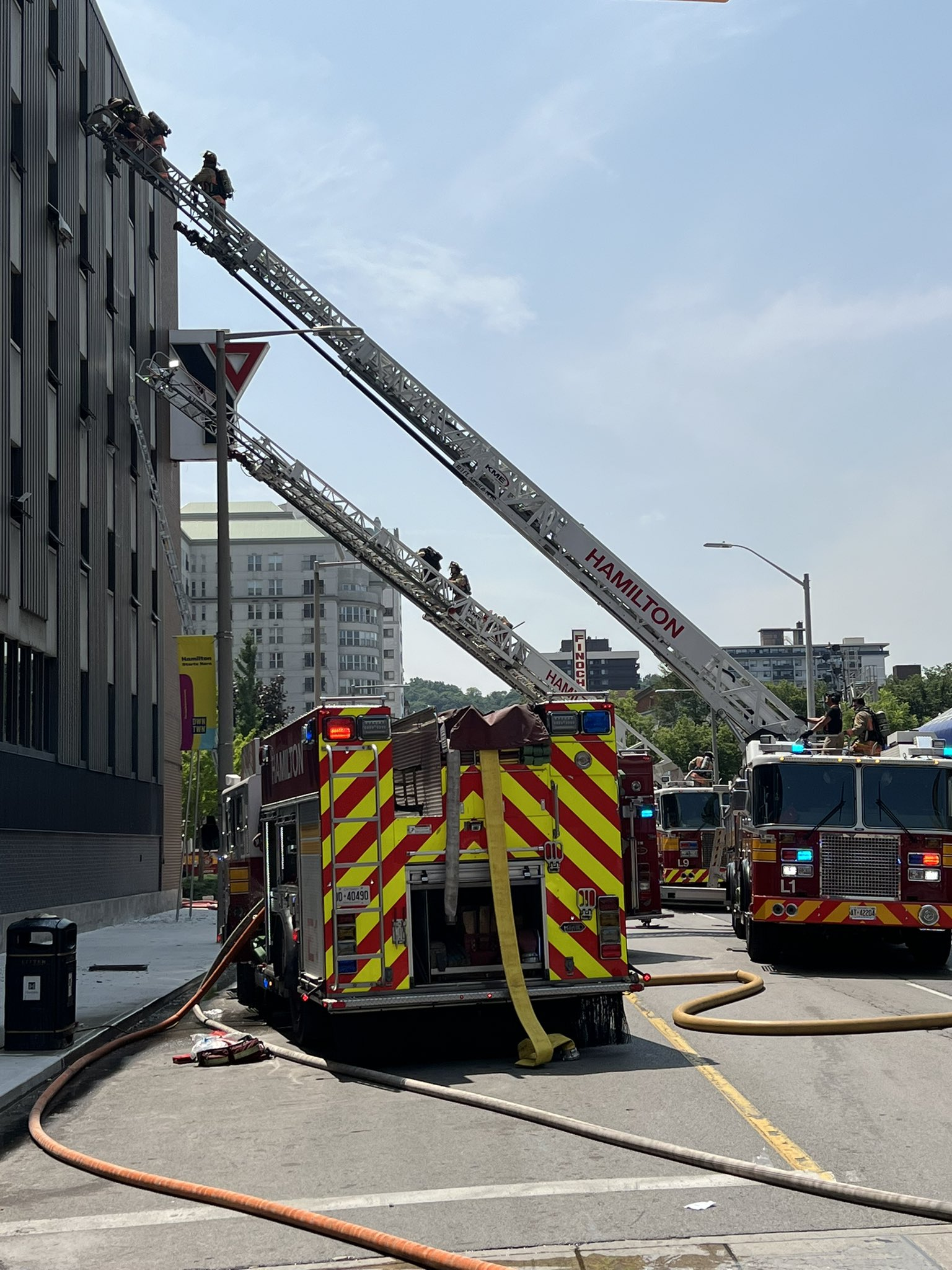 汉密尔顿过渡性住房火灾，13人送往医院，2人伤势严重
