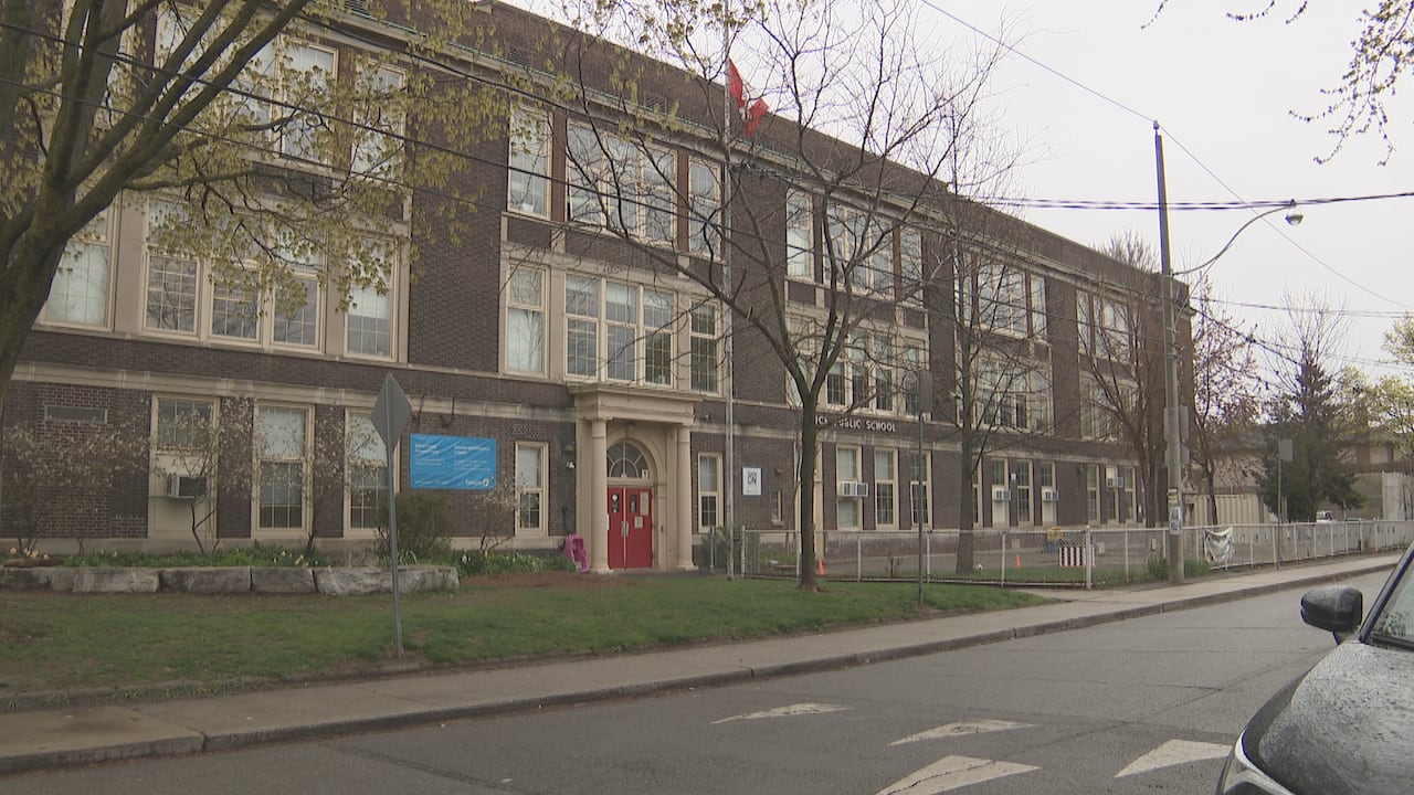 荷顿地区 9 所学校收到匿名炸弹威胁，警方认为不可信