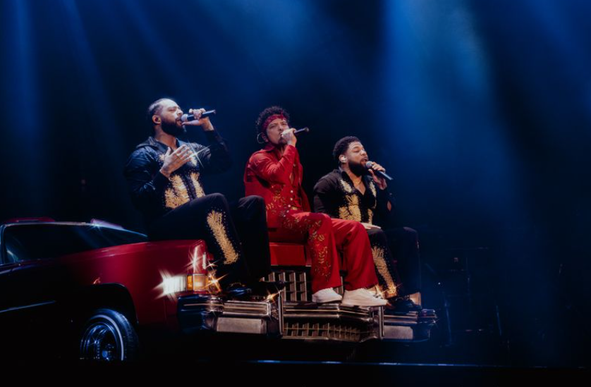 布鲁诺·马尔斯 (Bruno Mars) 在罗杰斯体育场 (Rogers Stadium) 的精彩表演中展现出强 ...
