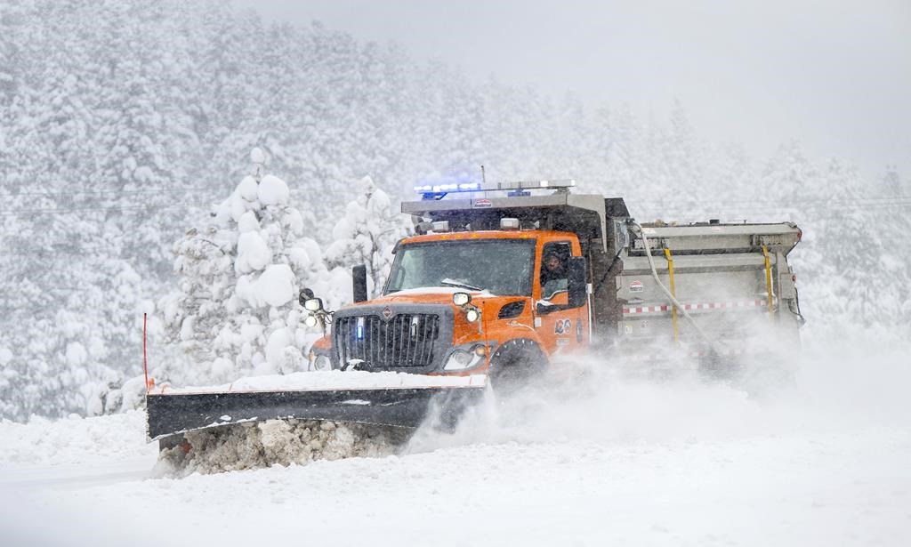 安大略省积雪设施在降雪涌现中努力保持