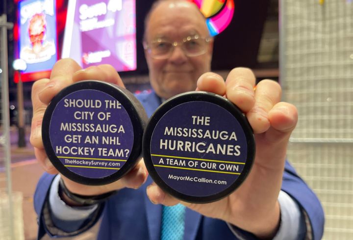 曾担任密西沙加国家冰球联盟 (NHL) 球队投手的黑兹尔·麦卡利恩 (Hazel McCallion) 的 ...