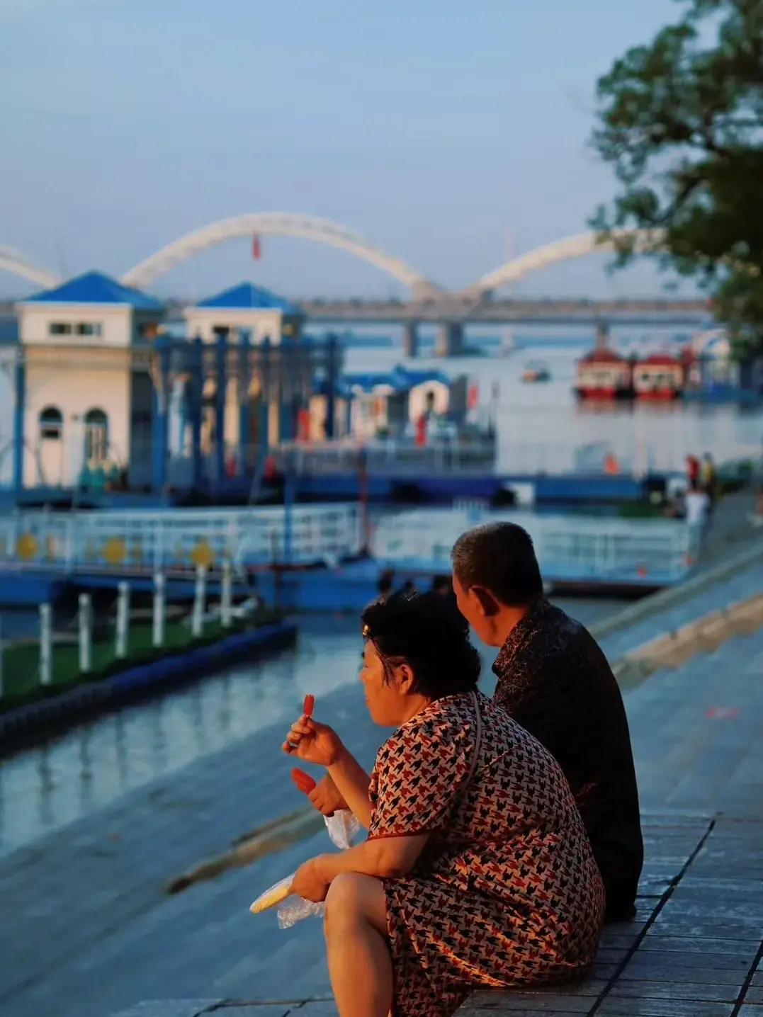 松花江江畔乘凉的当地人