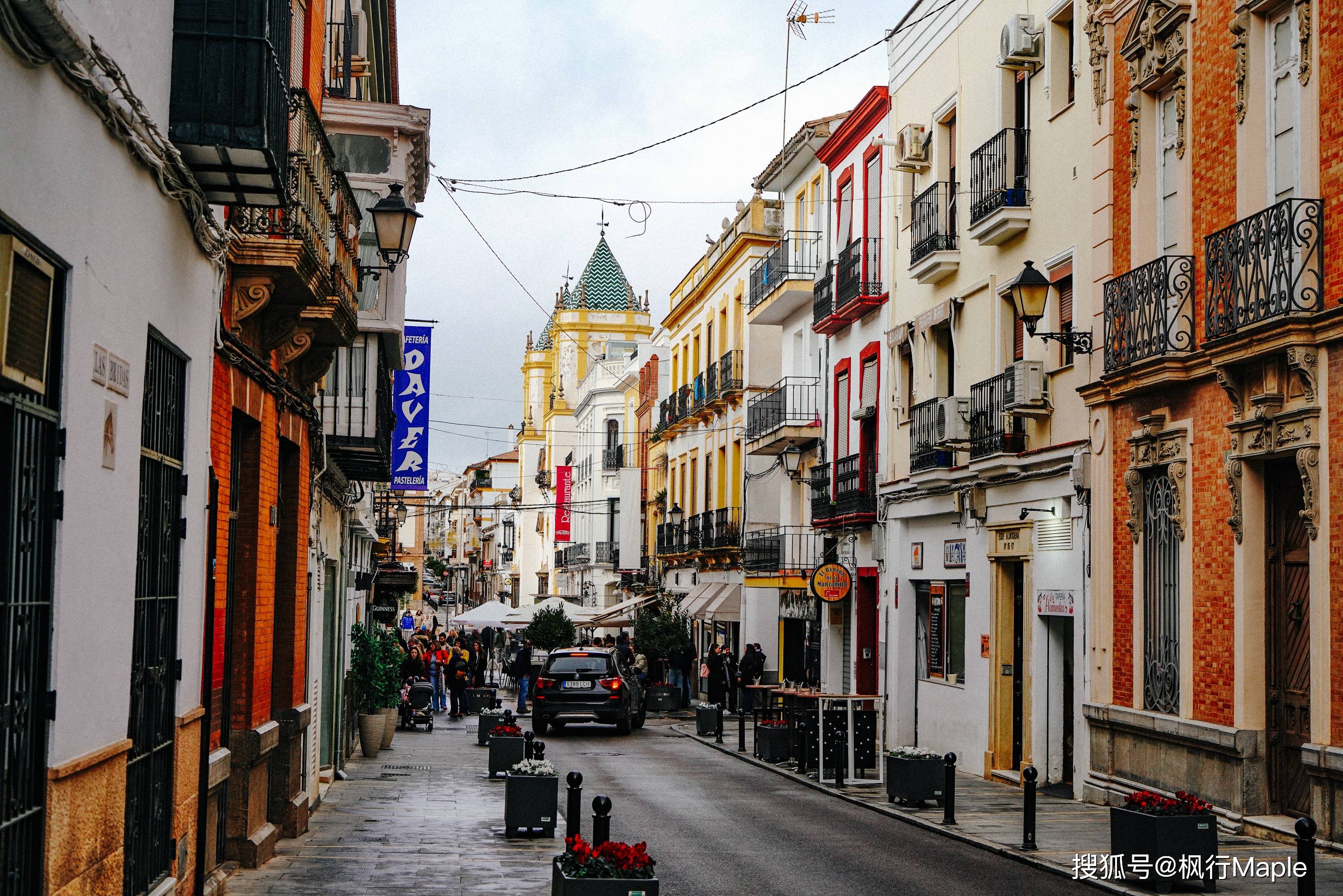 在西班牙安达卢西亚自驾 阳光照亮了村庄