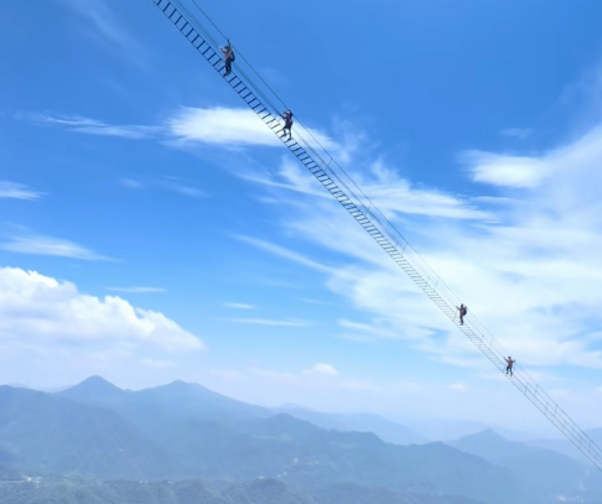安徽岳西县明堂山景区的“云端天梯”近日因高空画面在网上引起关注。（抖音影片截图）