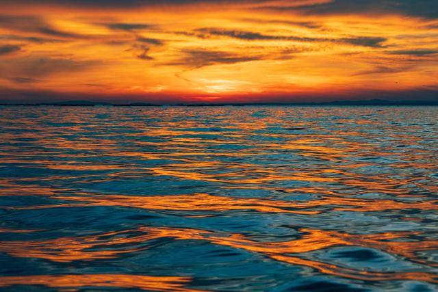 肯尼亚：维多利亚湖的日落景观