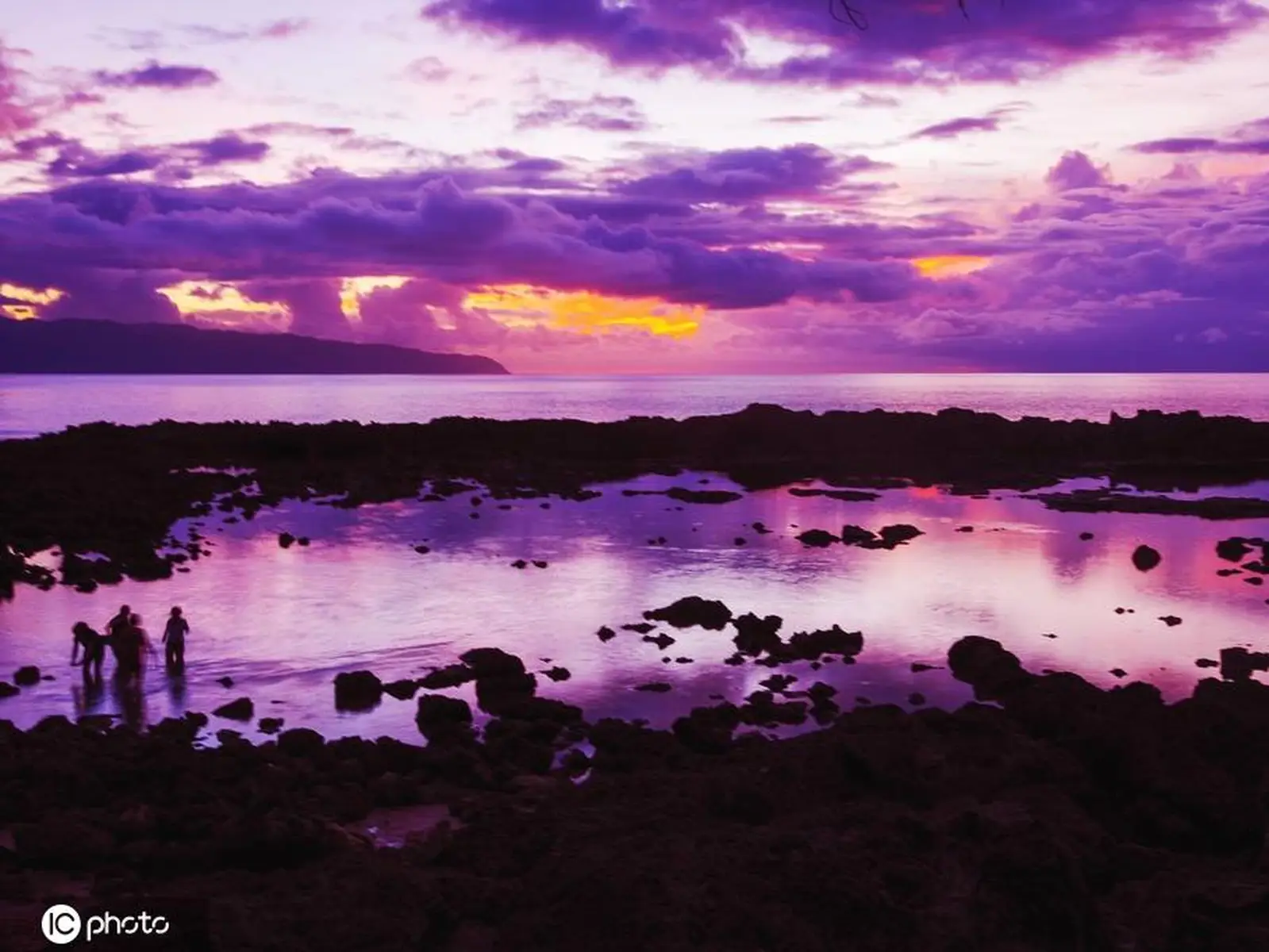 夏威夷海滩夕阳美如画卷 浓浓热带风情