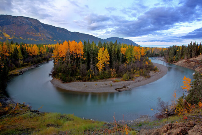 位于不列颠哥伦比亚省北部 Stewart Cassiar Highway 37 旁的 Tanzilla 河。