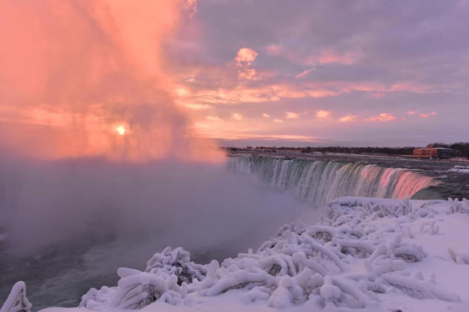 十年一遇冰封奇观：尼亚加拉瀑布如水晶宫般美丽