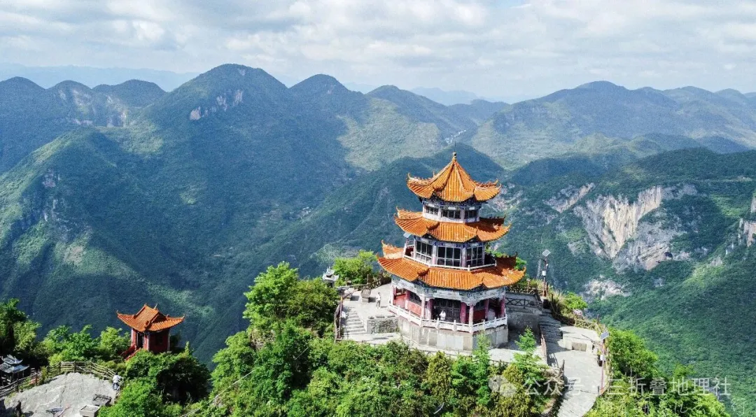 中国最“叛逆”的县城，6万人住在垂直悬崖上
