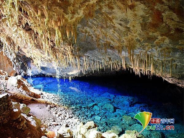 巴西“洞穴天堂”蓝湖洞钟乳石嶙峋倒挂
