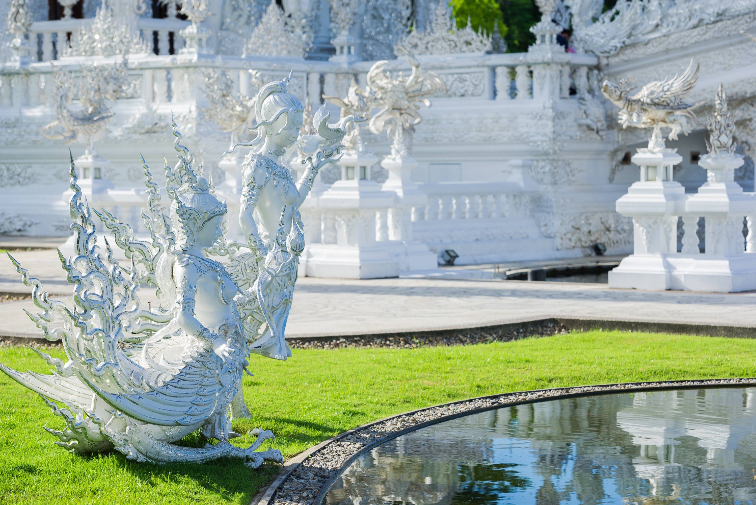 泰国清莱白庙 是艺术与宗教的融合