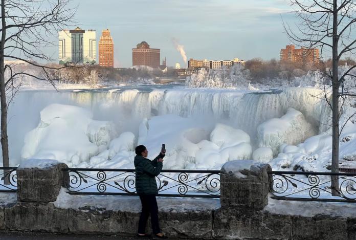 尼亚加拉严寒奇景：瀑布呈现十年来最佳冰层形态
