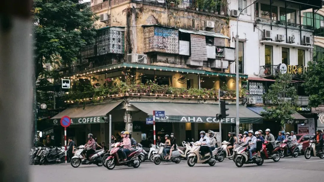 △咖啡馆与摩托车，是河内人生活的重要组成部分。（图/unsplash）