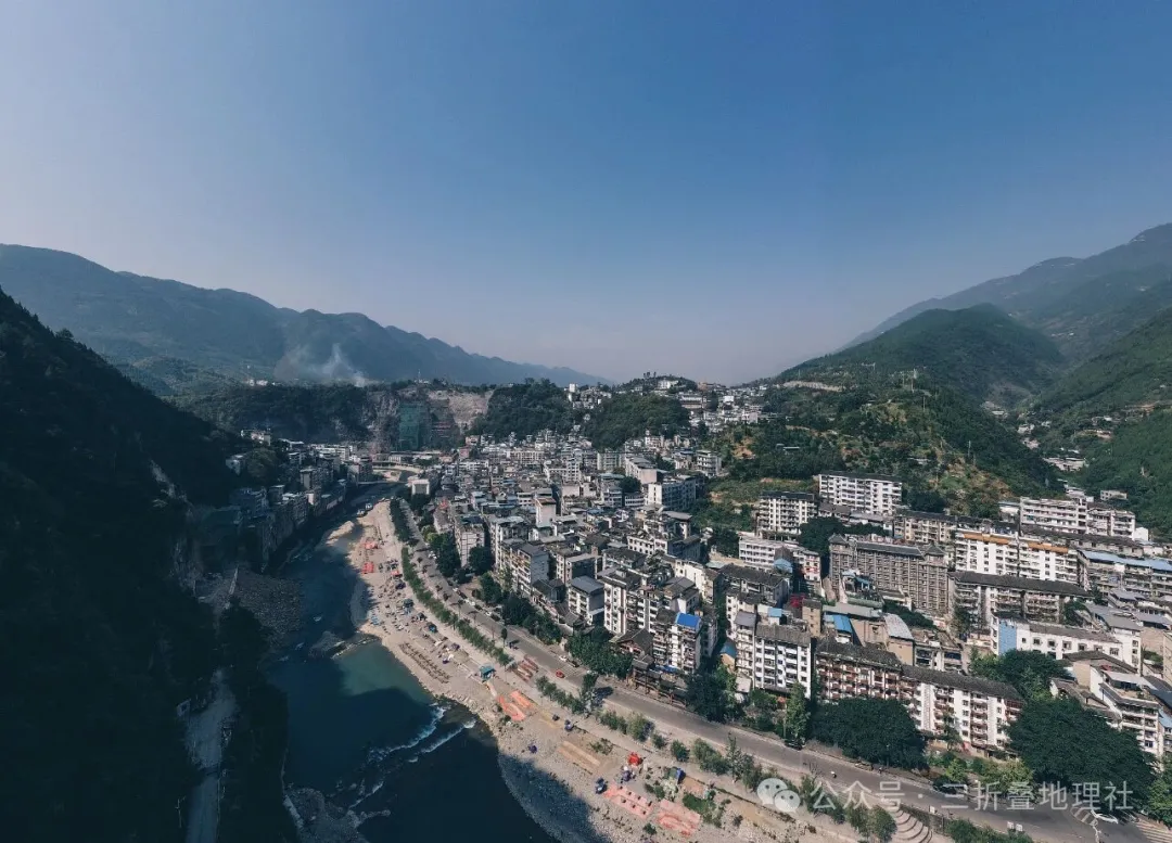 中国最“叛逆”的县城，6万人住在垂直悬崖上