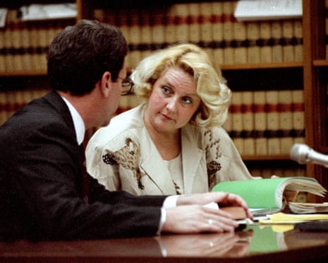 贝蒂·布罗德里克 (Betty Broderick) 因 1989 年杀害前夫和新婚妻子而被定罪，去世， ...