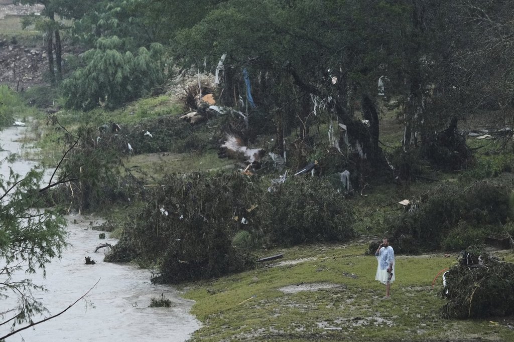 多次死亡作为严重的暴风雨，洪水袭击了德克萨斯州和新泽西州 ...