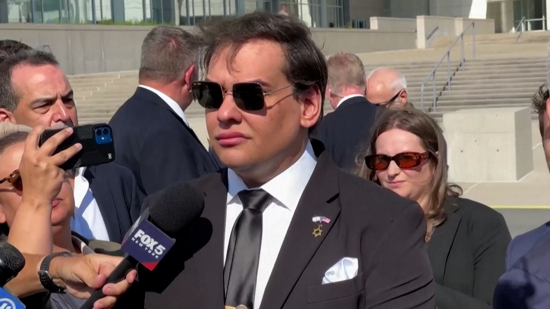 乔治·桑托斯（George Santos）进入监狱服刑7年欺诈