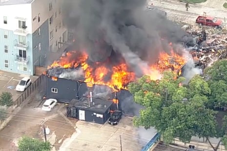 达拉斯救援人员在瓦斯爆炸摧毁建筑物并引发大火后搜寻受害者 ...