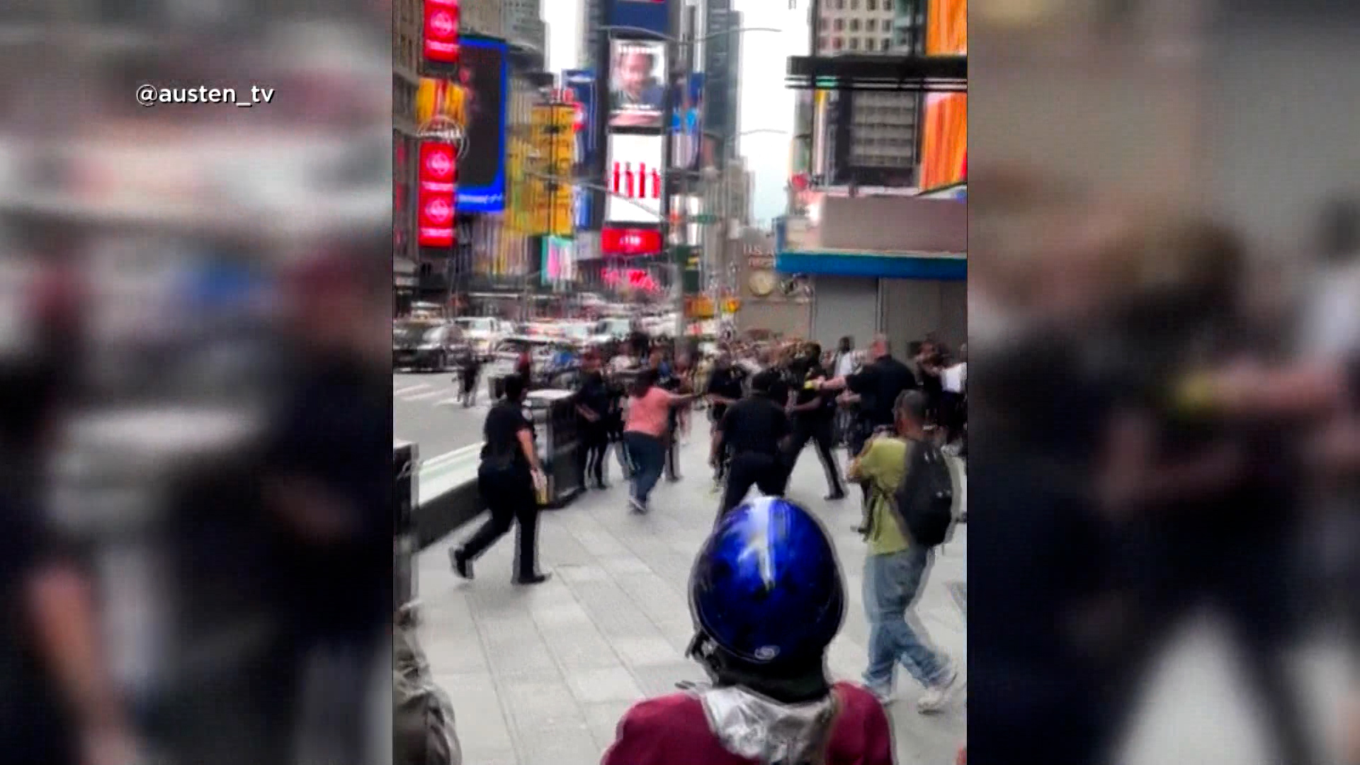 美国纽约布鲁克林大桥惊现持刀男子遭警察开枪击毙（配图1）