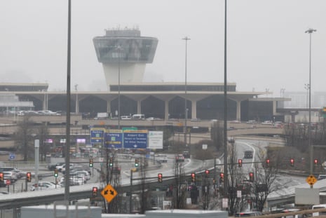 联合航空飞机在纽瓦克机场降落时撞上卡车，司机受伤