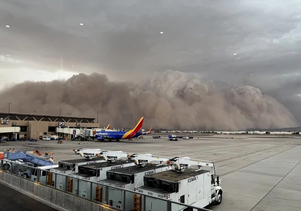 大规模的沙尘暴扫过凤凰城，造成损坏，停电