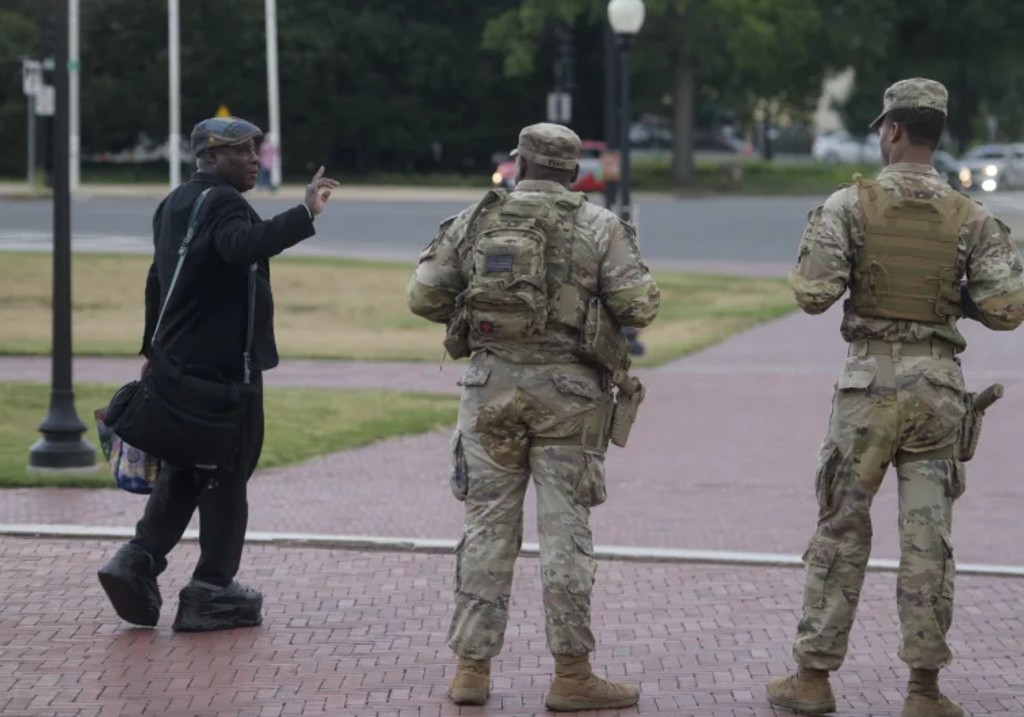 美国国民警卫队开始在华盛顿特区携带武器