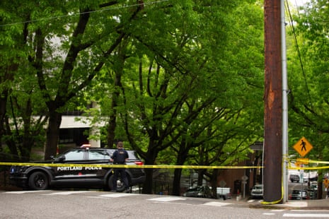 俄勒冈州波特兰市一辆车冲进健身俱乐部后被发现死在车内