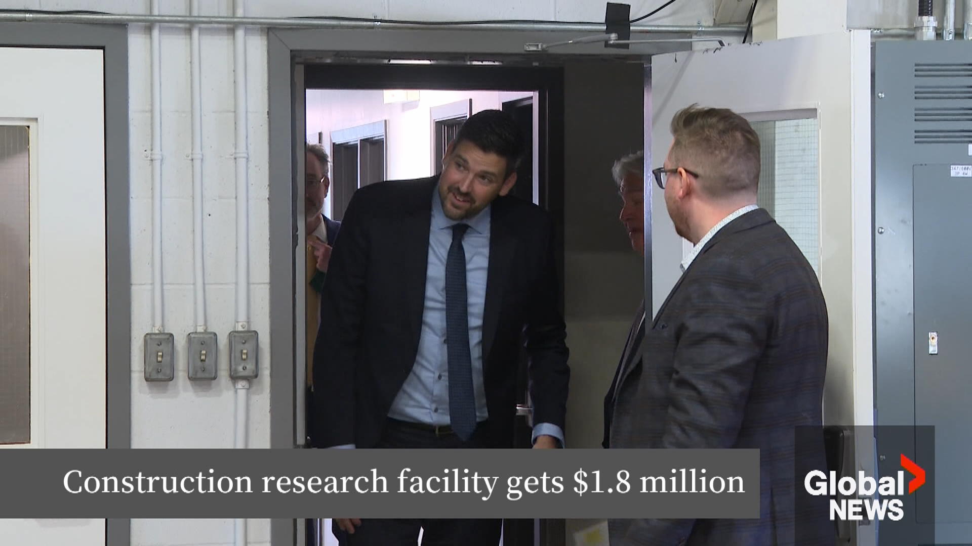 家得宝表示需求放缓是由于“就业担忧日益加剧”