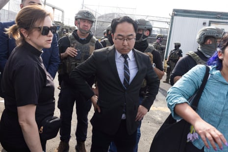 美国参议员称他在 ICE 设施抗议期间被联邦特工喷胡椒喷雾