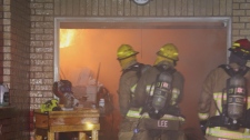 奥沙瓦房屋火灾现场消防员从屋顶坠落受伤：警方