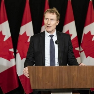 加拿大移民部长面临压力，但否认减少庇护申请的说法